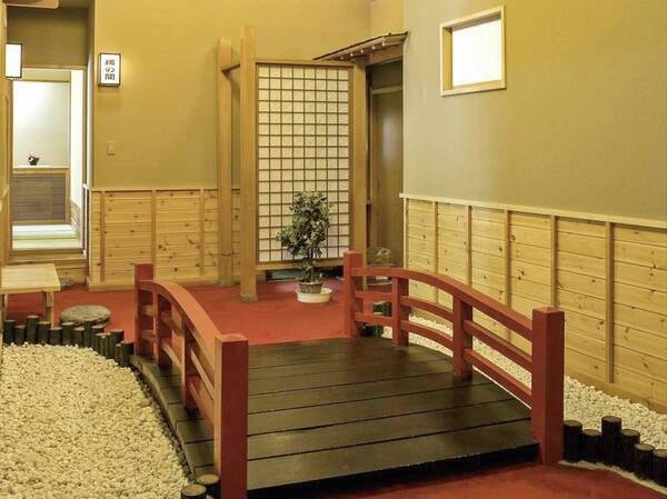 個室/例 個室のお食事処の間には、赤い太鼓橋が存在感をあらわします