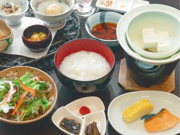【朝食/一例】温泉を使った<温泉粥>や自家製の佃煮など体に優しい「和食」をご用意