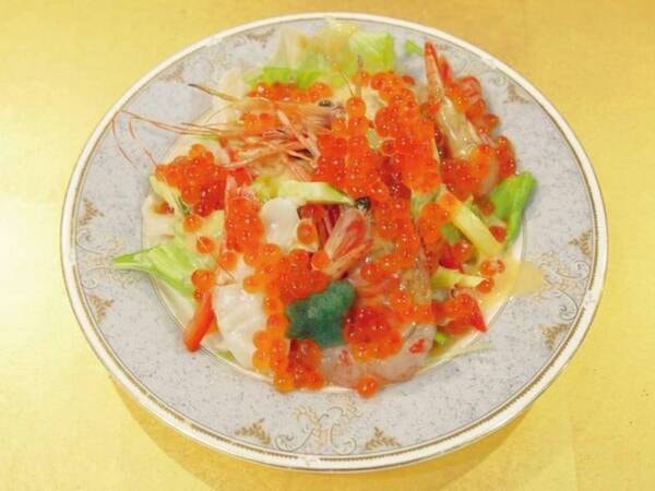 【お料理少なめのコンパクトプラン】創業時から大人気のシーフードサラダ。ボリュームたっぷりのボタンエビをお楽しみください/イメージ