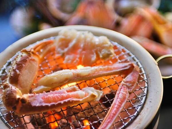 【蟹づくし会席】本ズワイ蟹1.5杯使用/夕食写真一例
甘みと香りを引き出す炭火で焼き上げる焼蟹