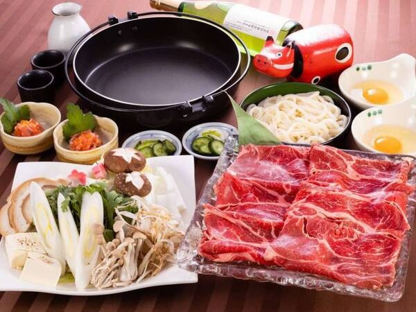 【夕食一例】嬉しい部屋食!選べる料理は牛すき焼き、豚しゃぶ、欧風鍋よりお好きなお鍋をグループ毎に選択