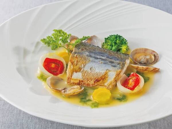 【夕食（リゾートブッフェ）／3月～5月春の一例】メインA　魚
鰆のポアレ アサリとあおさのソース