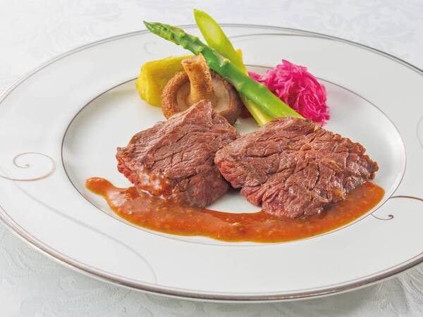【夕食（リゾートブッフェ）／3月～5月春の一例】メインB　肉牛肉のソテー醤油麹の焦がしバターソース