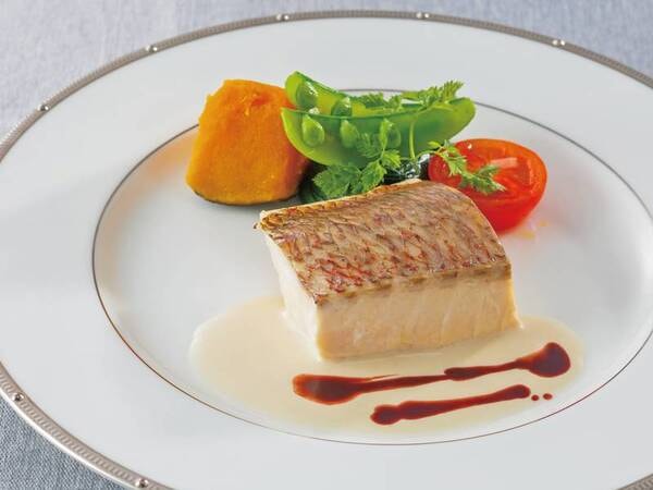 【夕食（リゾートブッフェ）／3月～5月春の一例】メインB　魚みかん鯛のポッシェ白と赤ワインの2色ソース