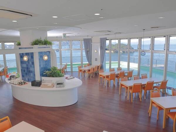 【バイキング会場】開放的なレストランで食事