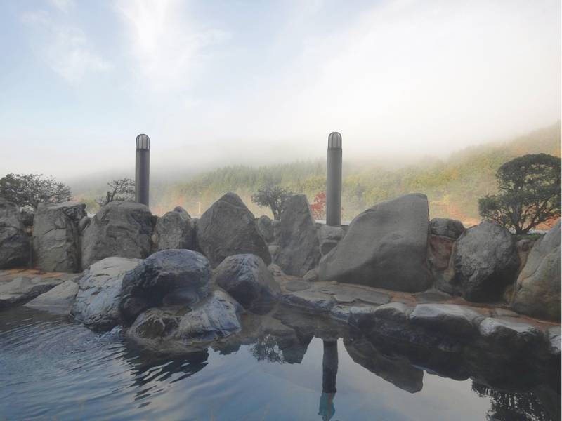 【露天風呂】遥か遠くまで山々が見渡せ、開放感抜群です