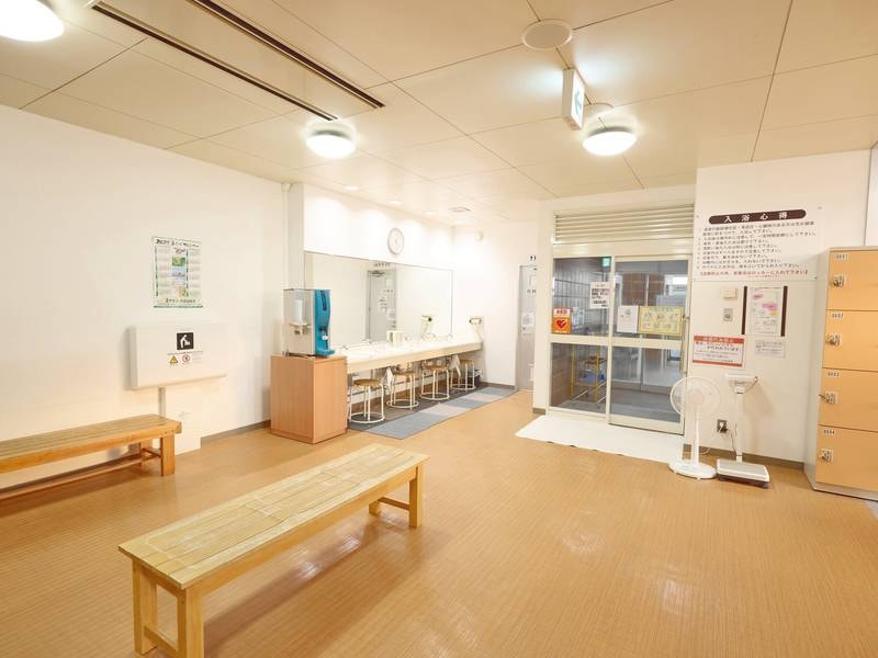 広々とした脱衣所。鍵付きロッカーも多数ご用意
