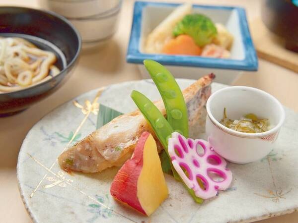 焼き物や小鉢など様々なお料理をお膳でご提供/一例