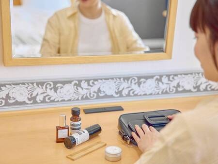 大きな鏡の前でゆっくりと身支度を整えて