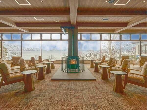 ラウンジ/大きな窓から支笏湖を望む