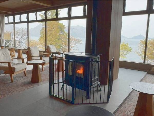 ラウンジ/大きな窓から支笏湖を望む