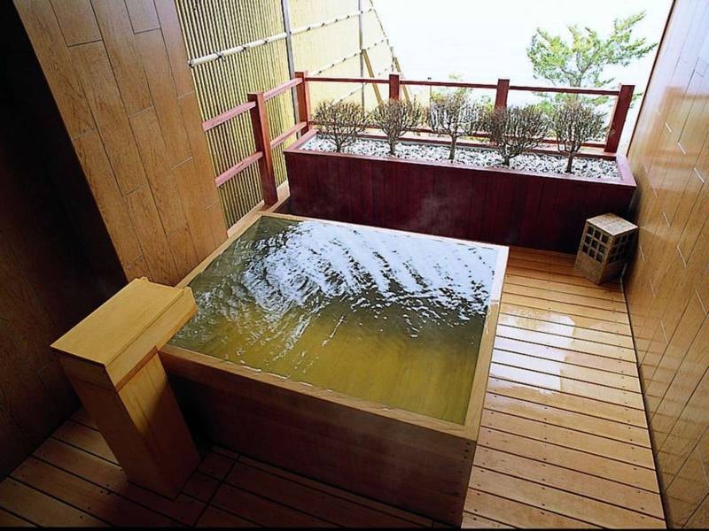 木曽檜造りの貸切温泉露天風呂「駒の湯」