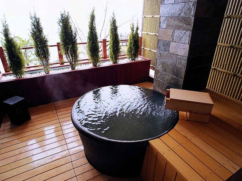 陶器でできた貸切温泉露天風呂「丸の湯」