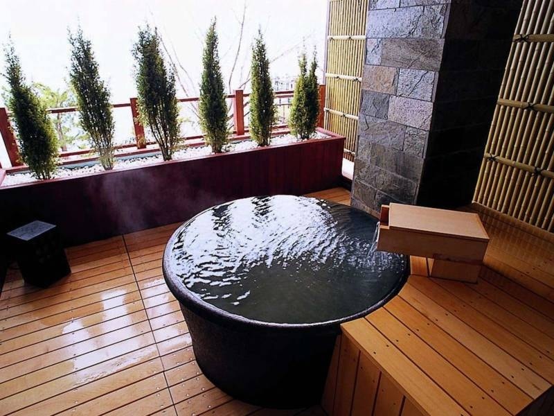 陶器でできた水風呂「丸の湯」