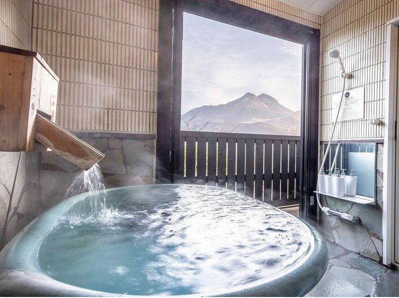全客室にかけ流しの半露天風呂を完備！