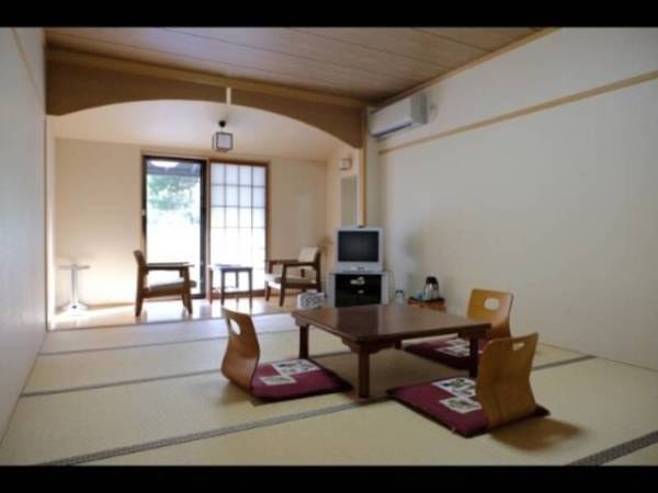 ひよしフォレストリゾート山の家の 一泊二食 8種以上の地物食材で旨味凝縮 ちゃんこ鍋コース 5 900円 里山を望む本館和室 バス トイレ共有 ゆこゆこ