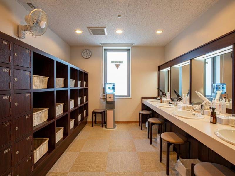 【脱衣所】脱衣所もリニューアルしてキレイになりました。※男性大浴場のご用意はございません。