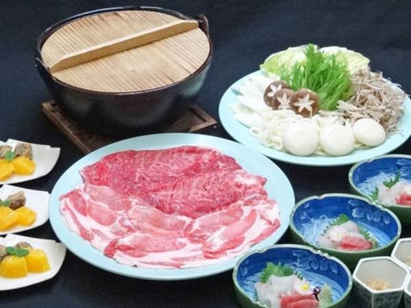 【冬の嵯峨なべ（一例）】花のいえオリジナルのお鍋。牛肉・豚肉がメインでボリュームもあり好評！