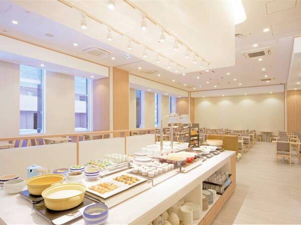 【食事会場】120席もある広々とした食事会場では約50種和洋バイキングをご用意
